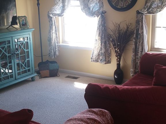 3rd image of 224 Aulbern Dr W
