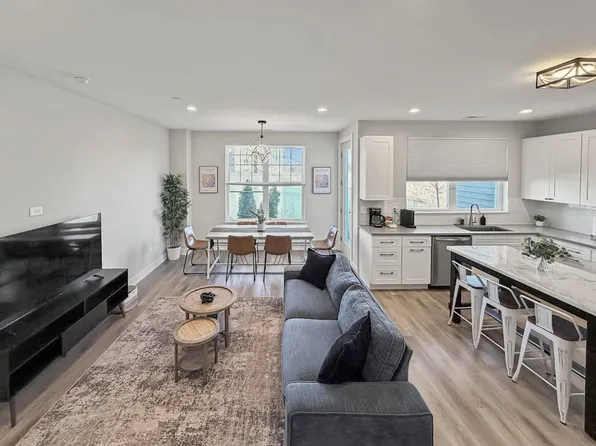 28411 Torch Pkwy #Id1502223p, Warrenville, IL 60555