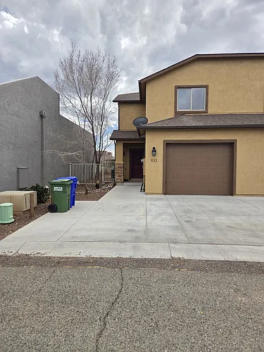 933 12th Pl #933 Photo 1