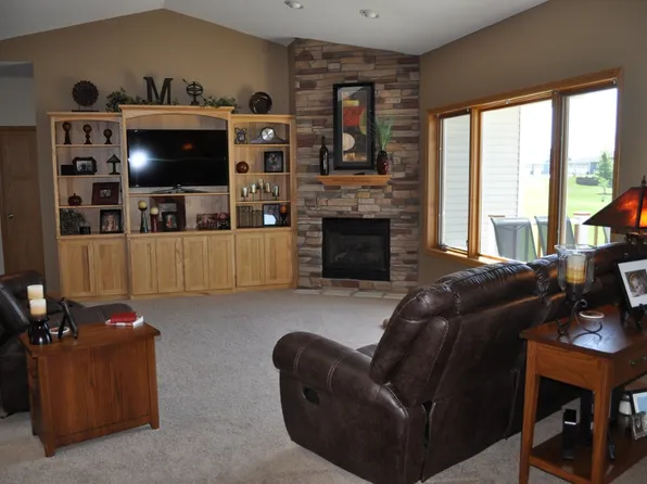 405 Lexington Dr, Clear Lake, IA 50428