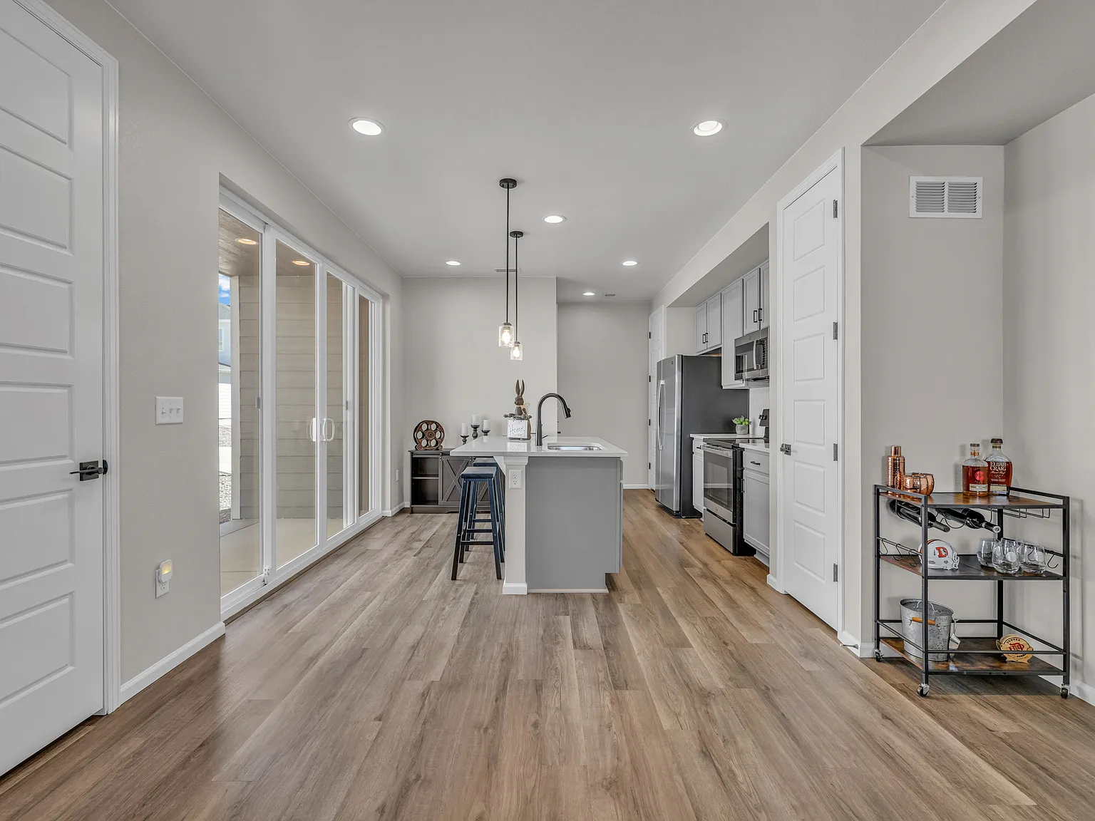 3 bed, 1372 sqft, $3,400 — Photo 1