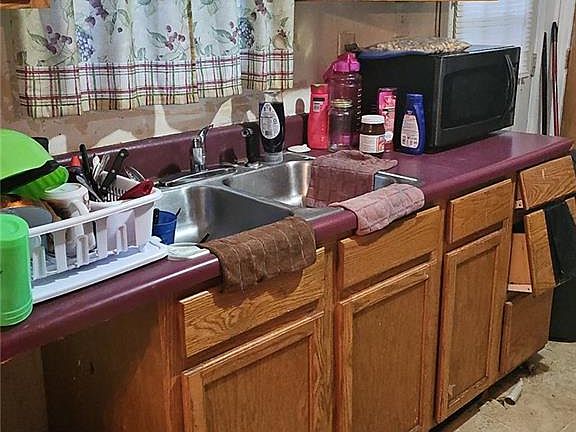 5th image of 207 Fowler St