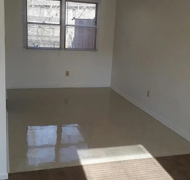 209 Surrey Ct — Photo 5