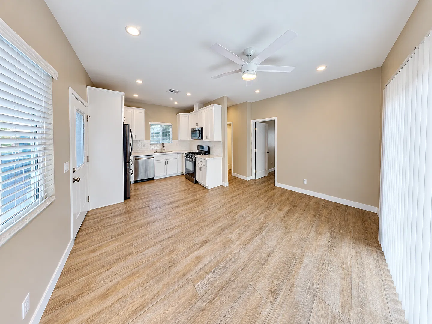 4BD house on Montezuma, Private Yard and Driveway! — Photo 3