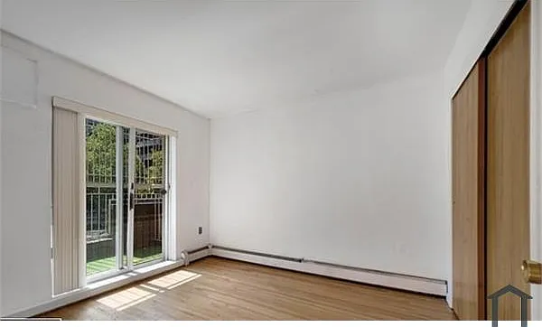3 bed, 950 sqft, $3,972 — Photo 2