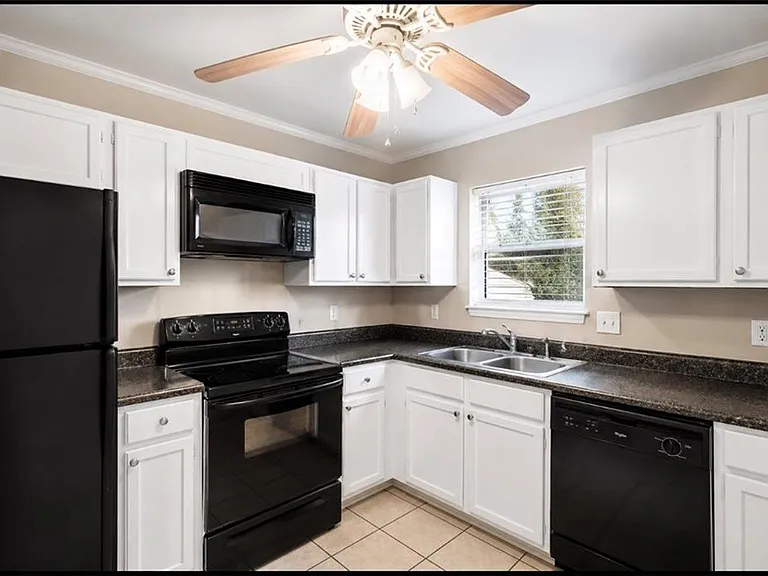 2390 Newport Lndg — Photo 4