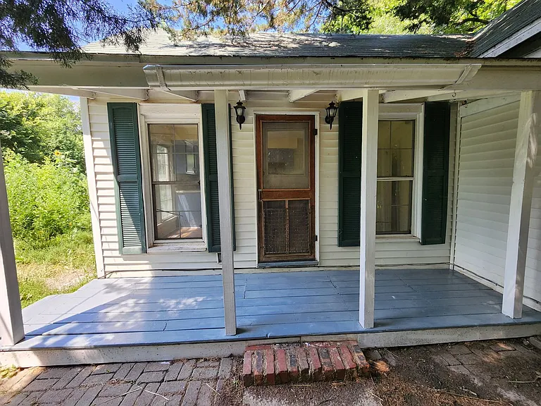 384 Chatham Rd — Photo 2
