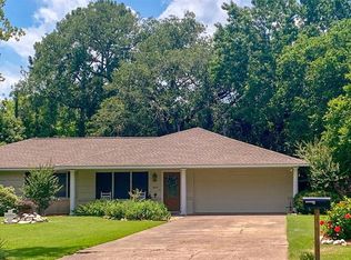 1805 N Tinsley St, Angleton, TX 77515