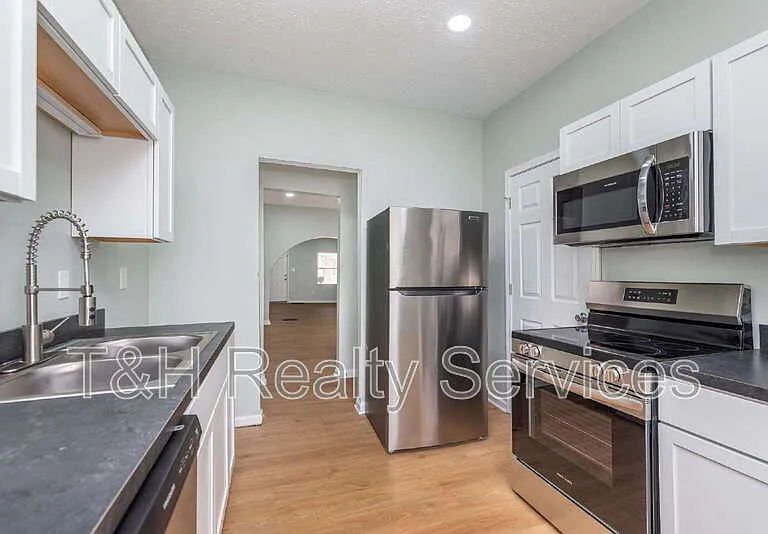 326 Jefferson Ave — Photo 11