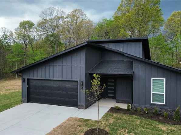 4 Shetland Cir, Bella Vista, AR 72715