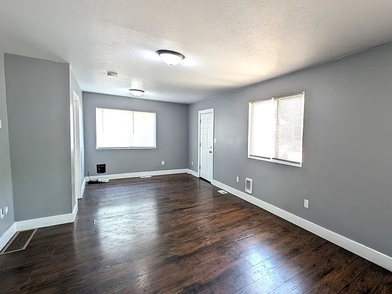 3300 Glendale St — Photo 3