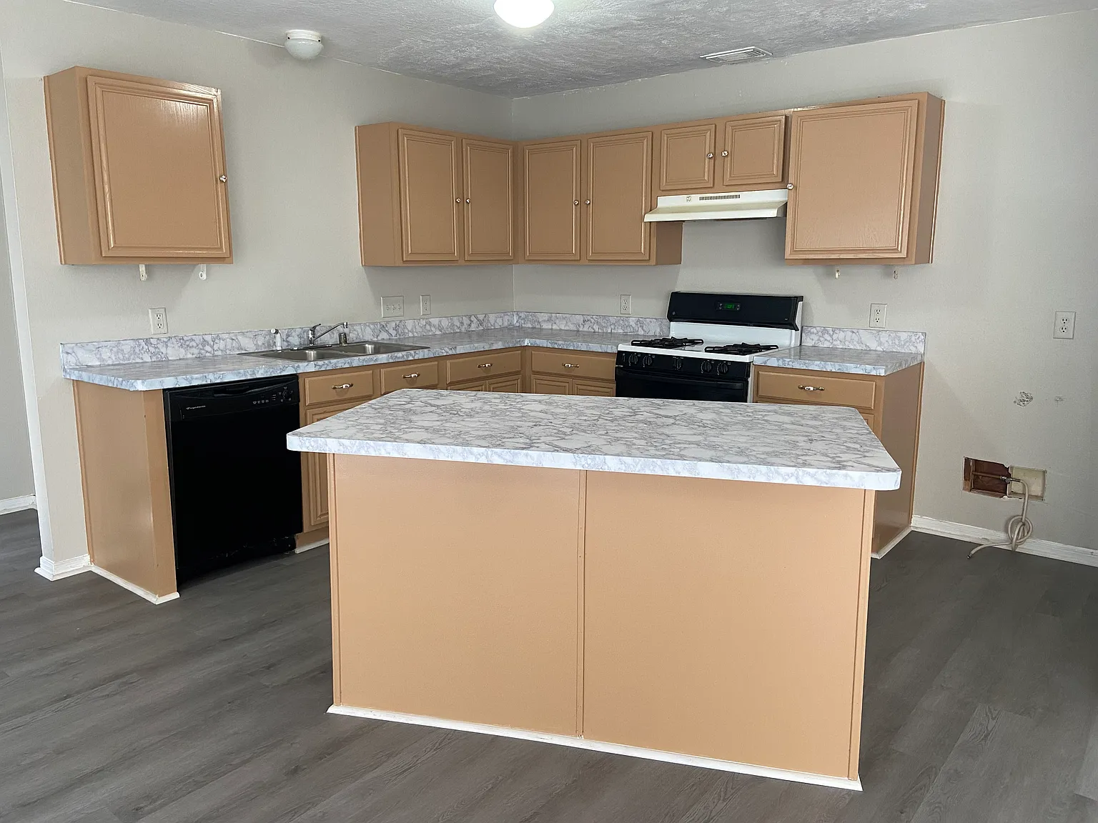 4 bed, 2562 sqft, $2,585 — Photo 4
