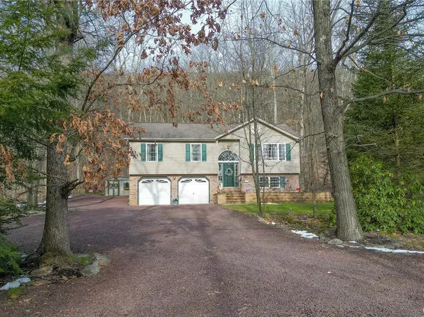329 Lake Dr, Nesquehoning, PA 18240