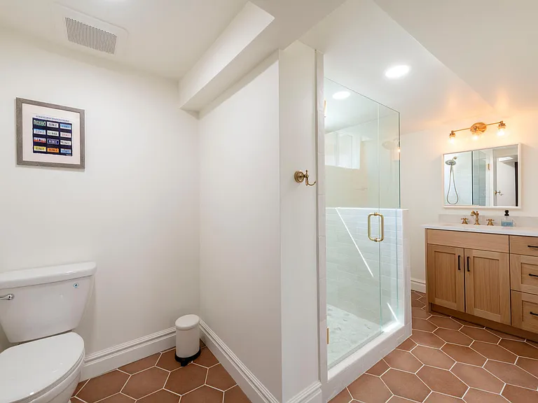 2201 E Wilson Ave — Photo 19