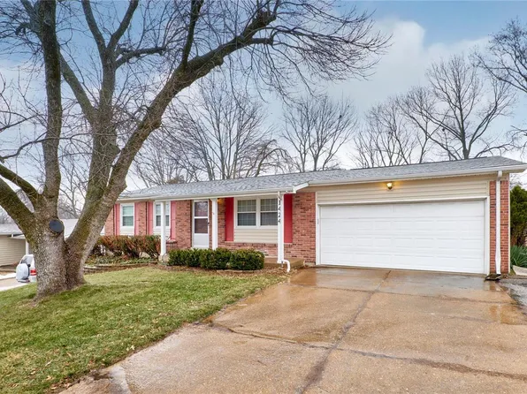 1424 McKelvey Rd, Maryland Heights, MO 63043