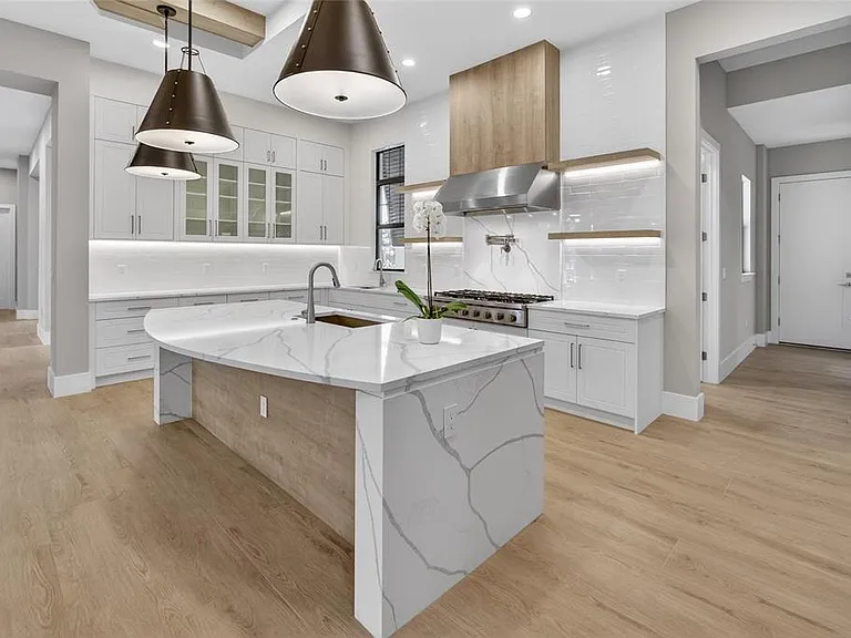16130 Pendio Dr — Photo 10