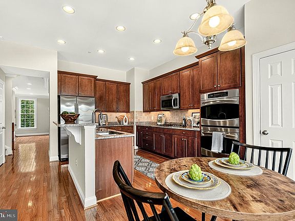 4th image of 3534 Goddard Way
