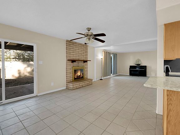 5th image of 1950 Camelot Dr #1