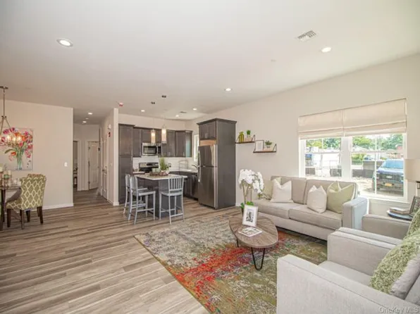 207 Ashley Court Ave, North Babylon, NY 11703