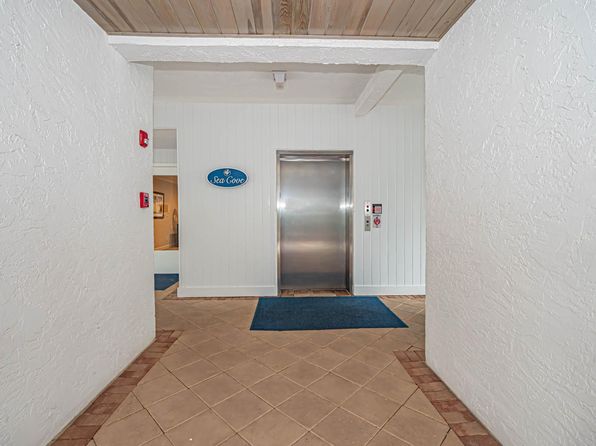 1700 Ocean Dr APT 305