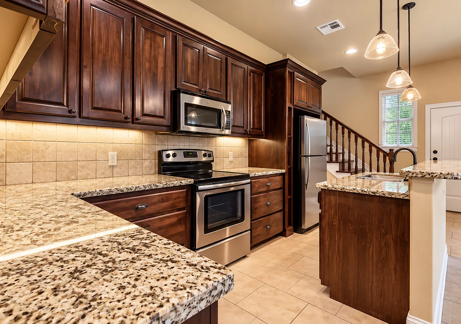 Luxury 4-Bedroom in Eastgate with Two Living Rooms — Photo 2