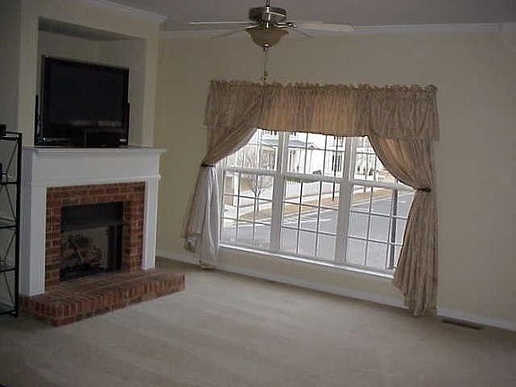 Living Room / Fireplace