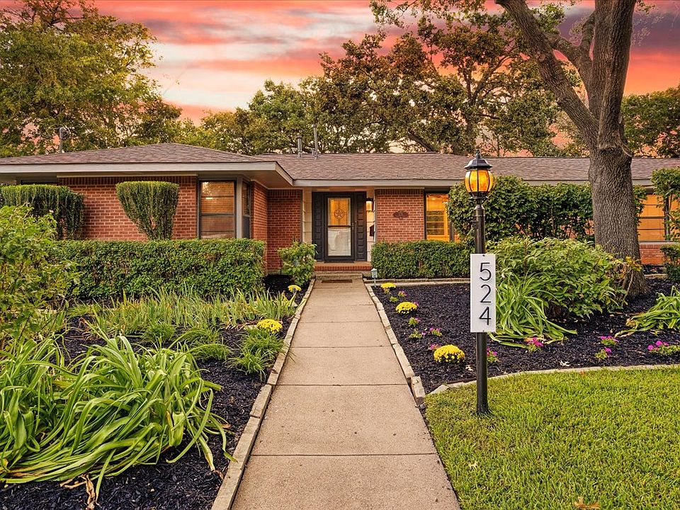 Front of House featuring a fully landscaped front lawn