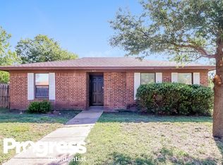 425 Allencrest Dr, White Settlement, TX 76108