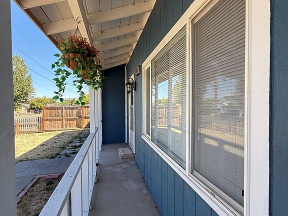 3rd image of 907 W 3rd St