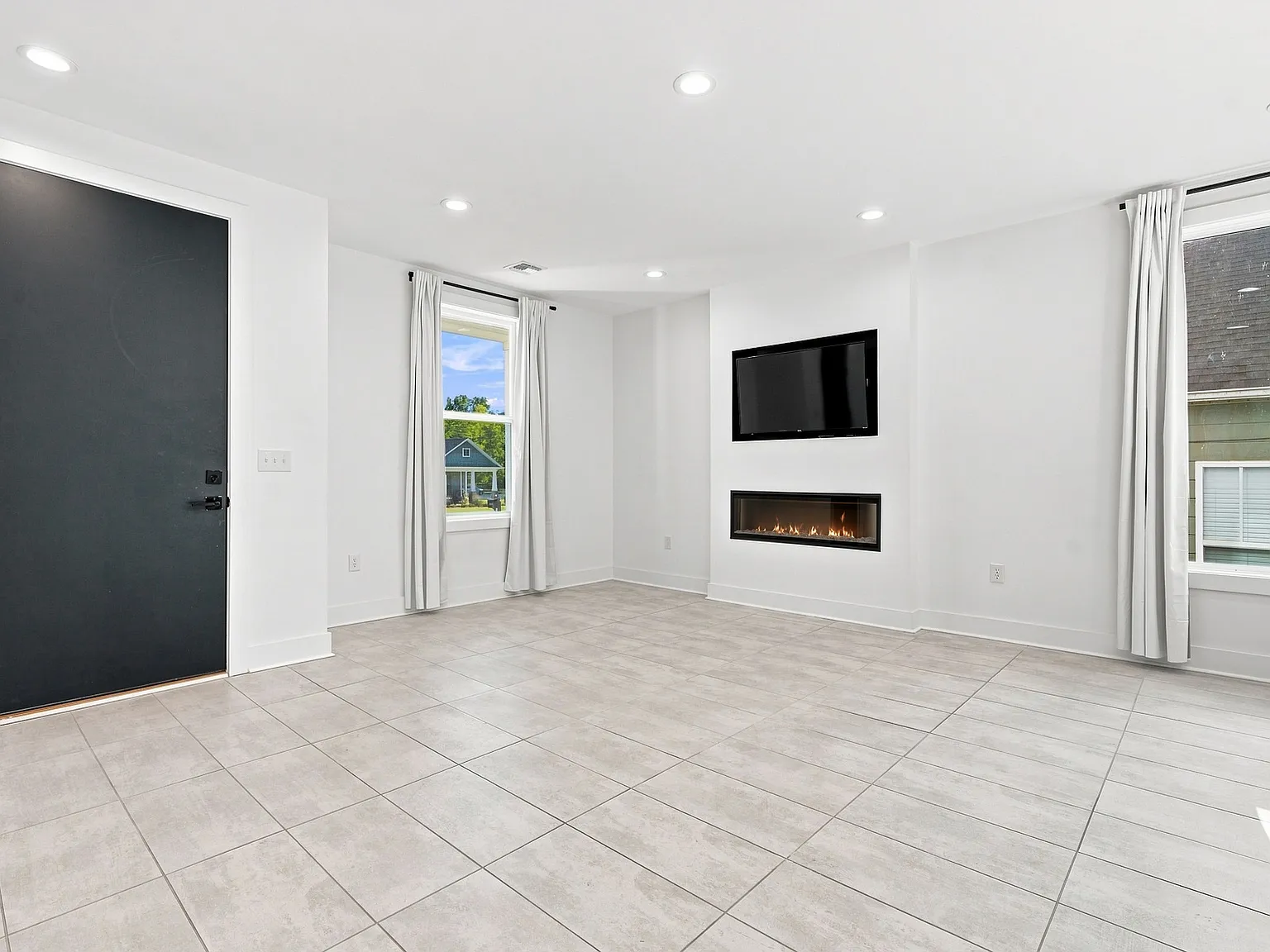 3 bed, 2131 sqft, $2,900 — Photo 2