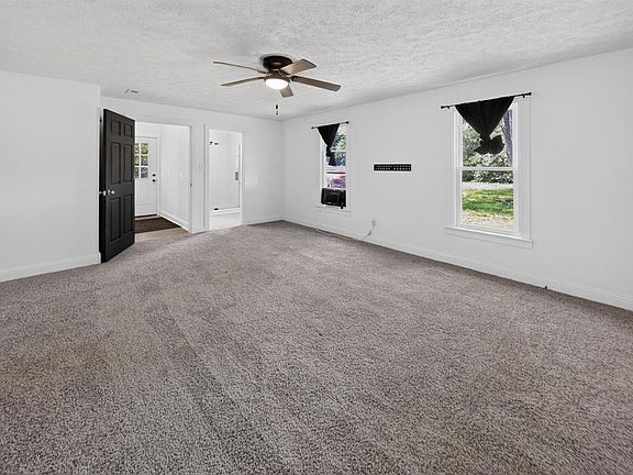 4th image of 303 Oakwood Dr