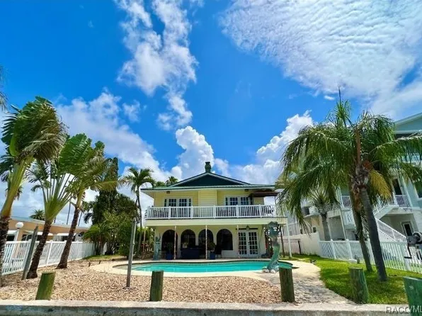 16016 5th St E, Redington Beach, FL 33708