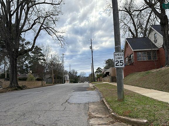4th image of 810 Randall St