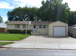 407 Shady Ln, Bismarck, ND 58501