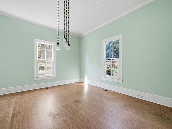4th image of 808 Washington St
