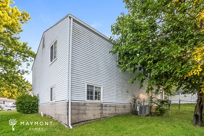 4 bed, 2.0 bath, 1588 sqft, $2,010 — Photo 3