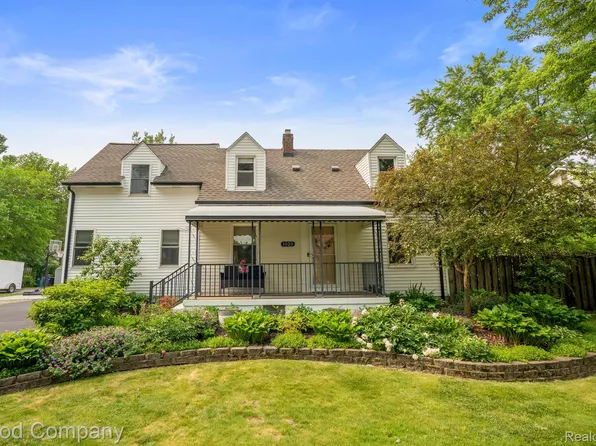 1020 Larchwood Dr, Troy, MI 48083