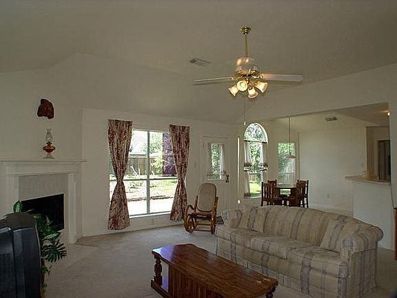 4th image of 814 E Hampton Dr
