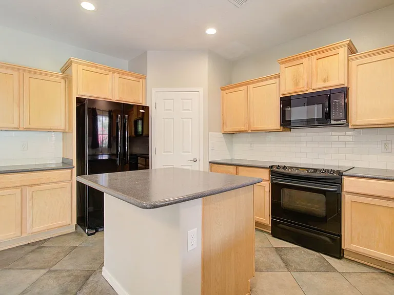 2143 W Marconi Ave — Photo 23