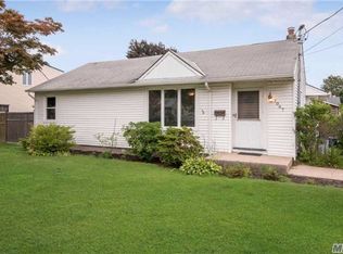 1067 Manor Ln, Bay Shore, NY 11706
