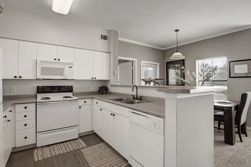 Stoneleigh on May Apartment Homes — Photo 3