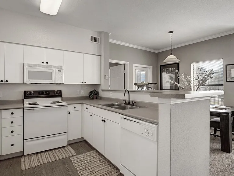Stoneleigh on May Apartment Homes — Photo 3