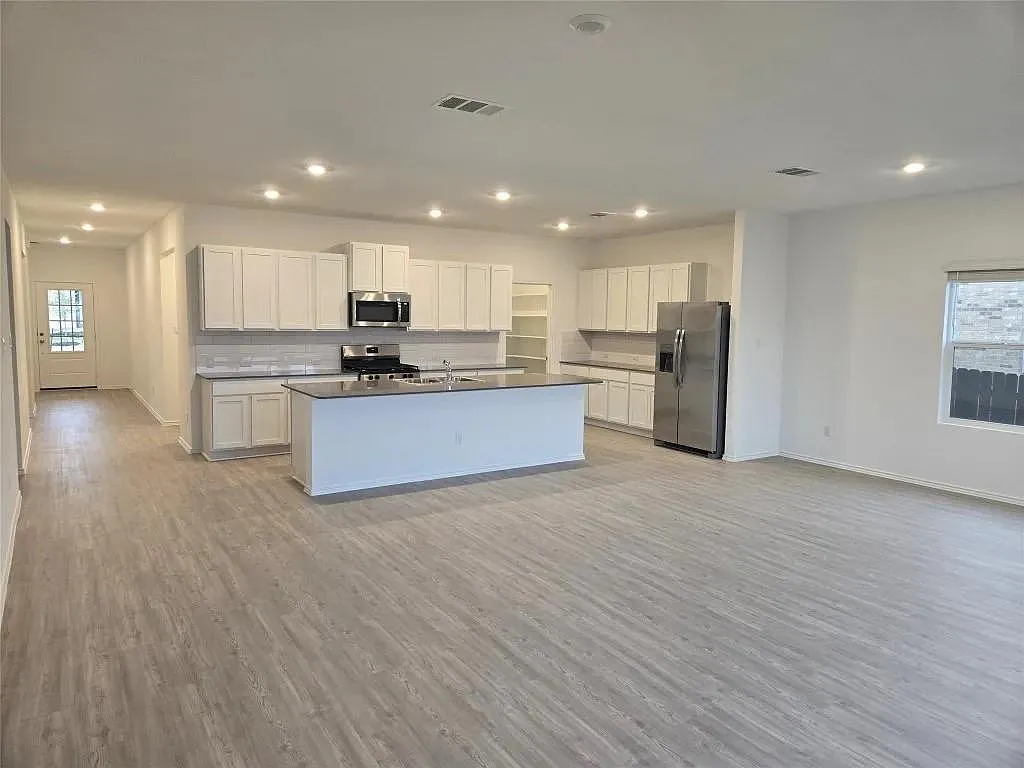 4 bed, 2.5 bath, 3009 sqft, $2,590 — Photo 2
