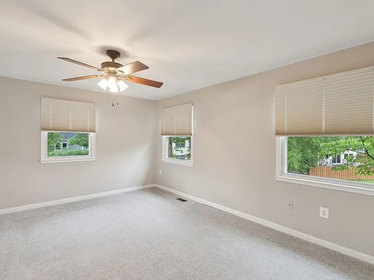 5335 Lake Cove Ct — Photo 16