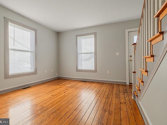 3rd image of 108 Vine St