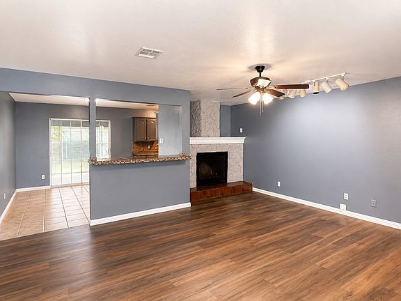 3rd image of 604 Holly Ln