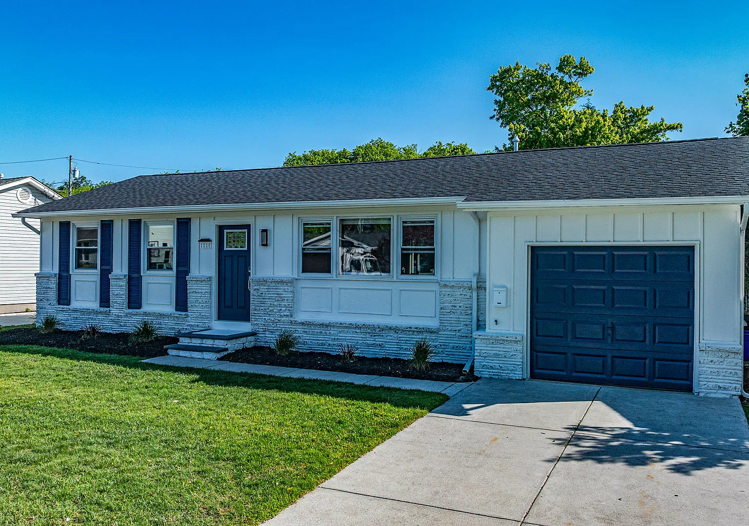 111 E Dawes Ave — Photo 2