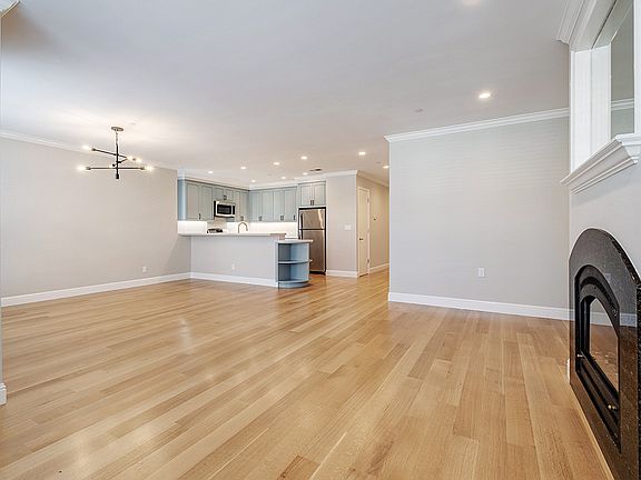 3rd image of 1549 Lombard St APT 1