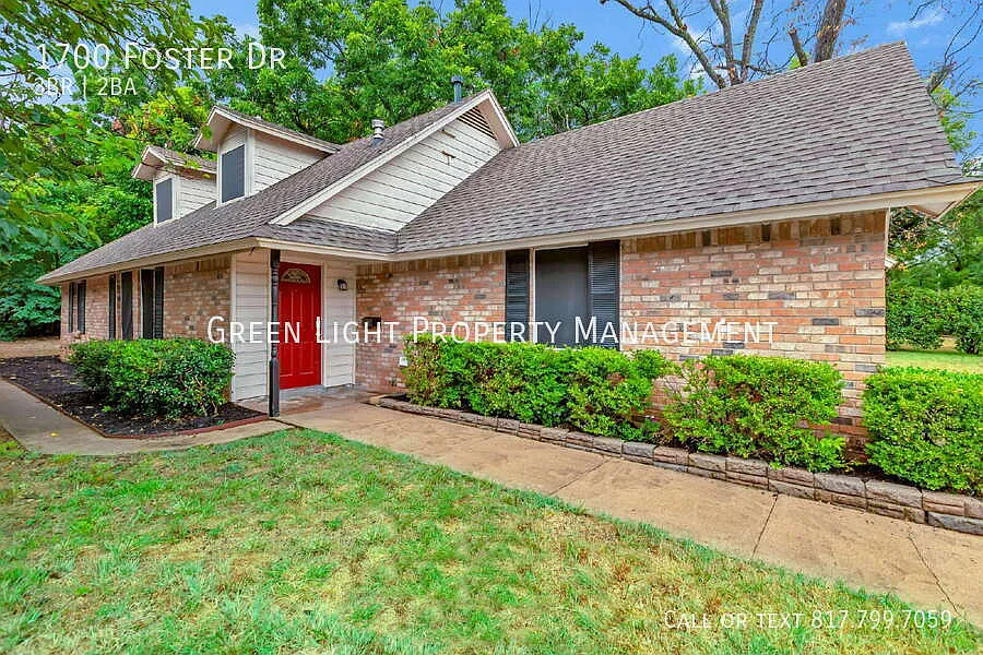 Beautifully updated 3 bedroom 2 bathroom home in a corner lot — Photo 4