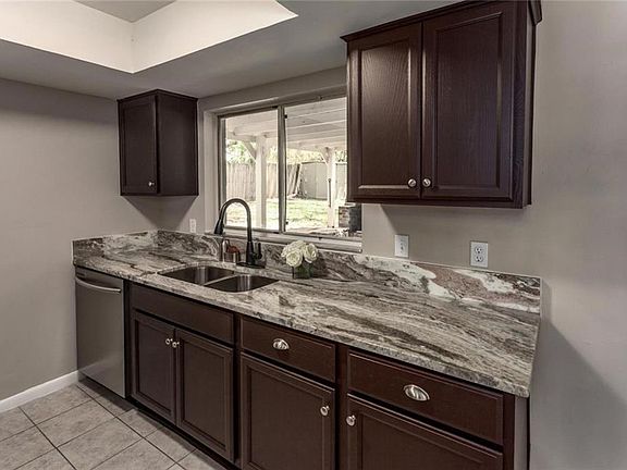 5th image of 2711 Kinnon Dr